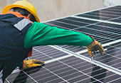 Técnico a reparar painel solar.